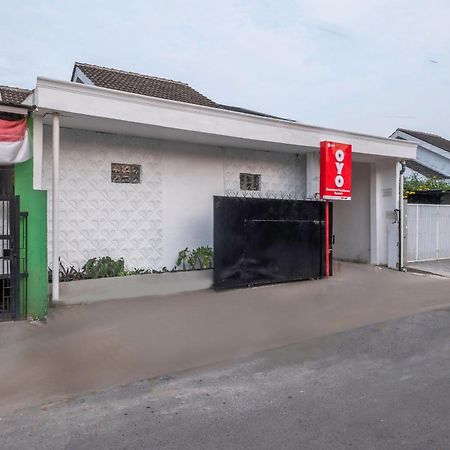 Oyo Life 2391 Baladewa Residence Syariah Караванг Экстерьер фото