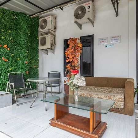 Oyo Life 2391 Baladewa Residence Syariah Караванг Экстерьер фото
