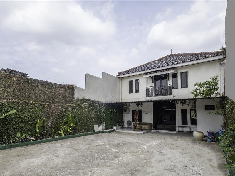 Oyo Life 2391 Baladewa Residence Syariah Караванг Экстерьер фото