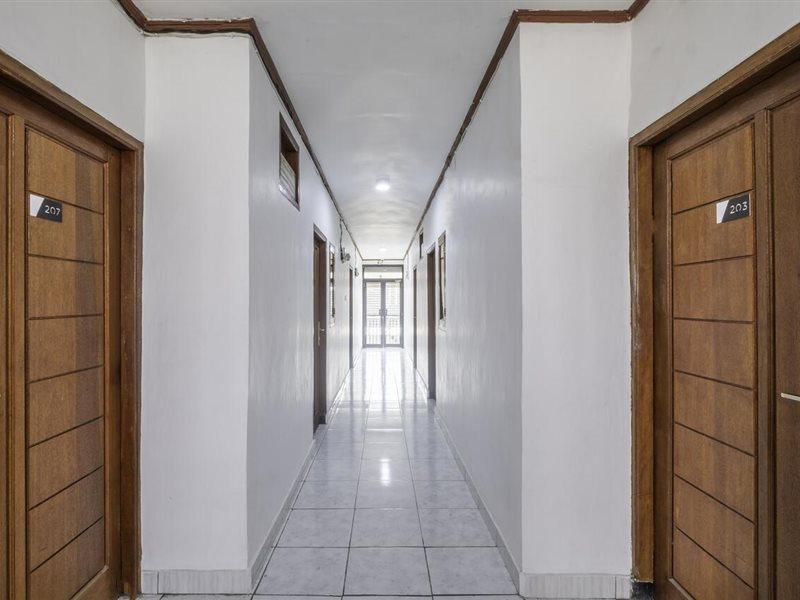 Oyo Life 2391 Baladewa Residence Syariah Караванг Экстерьер фото