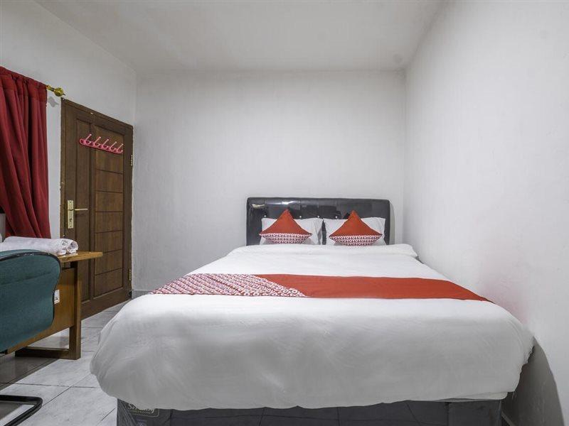 Oyo Life 2391 Baladewa Residence Syariah Караванг Экстерьер фото