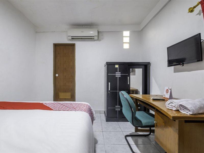 Oyo Life 2391 Baladewa Residence Syariah Караванг Экстерьер фото