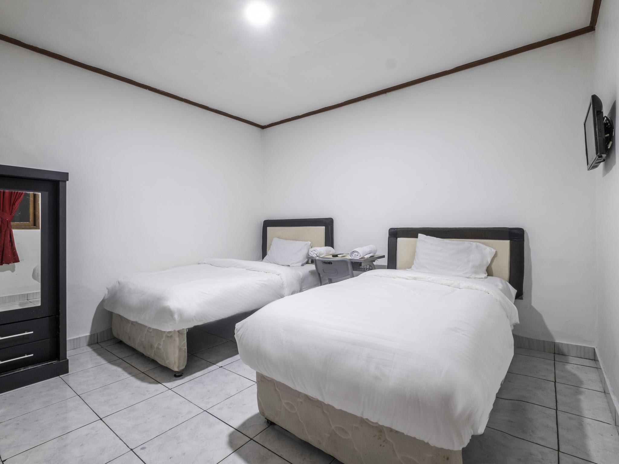 Oyo Life 2391 Baladewa Residence Syariah Караванг Экстерьер фото
