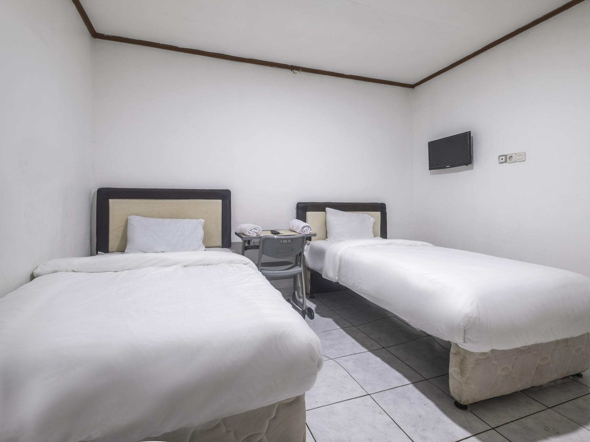 Oyo Life 2391 Baladewa Residence Syariah Караванг Экстерьер фото