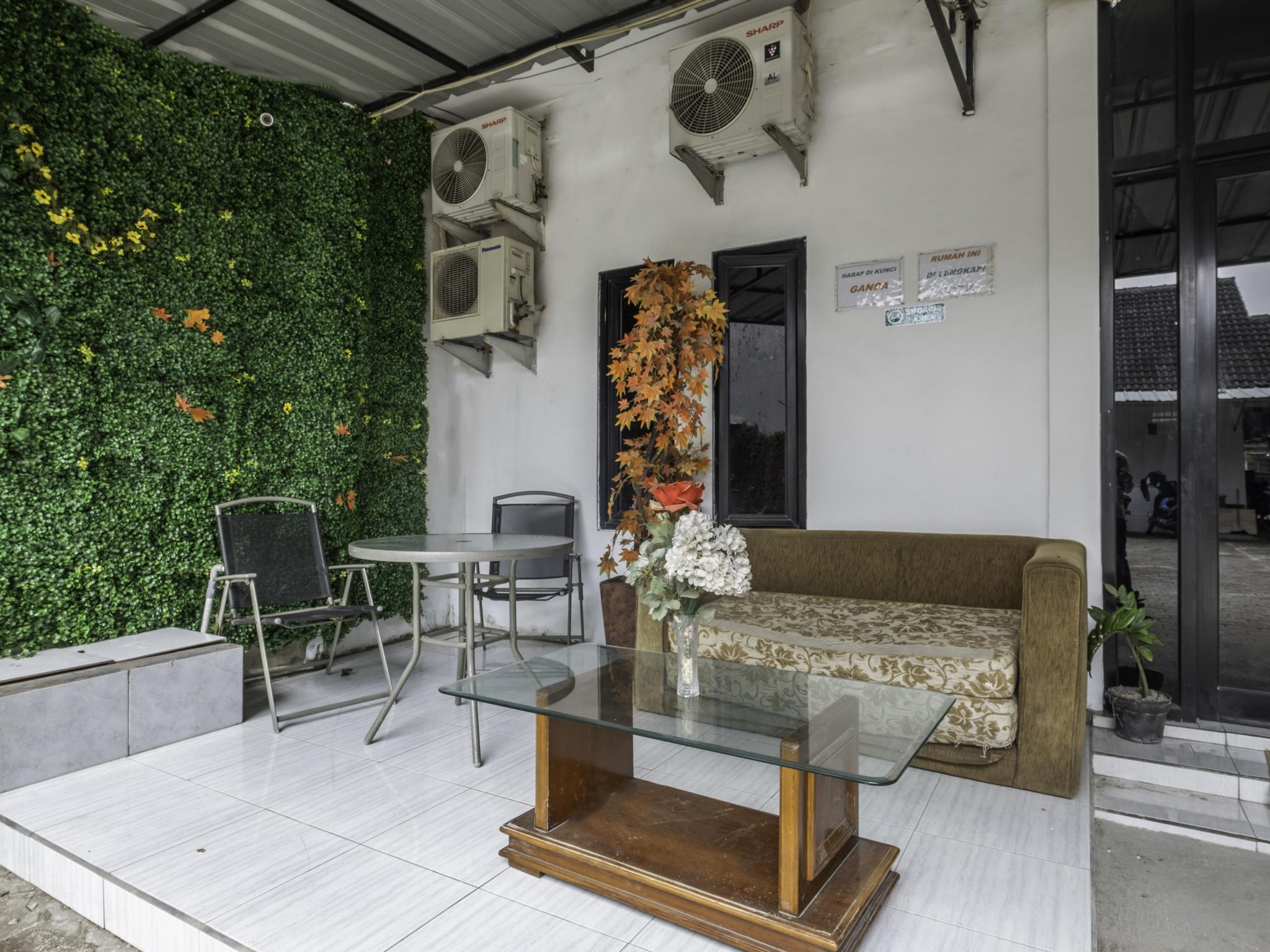 Oyo Life 2391 Baladewa Residence Syariah Караванг Экстерьер фото