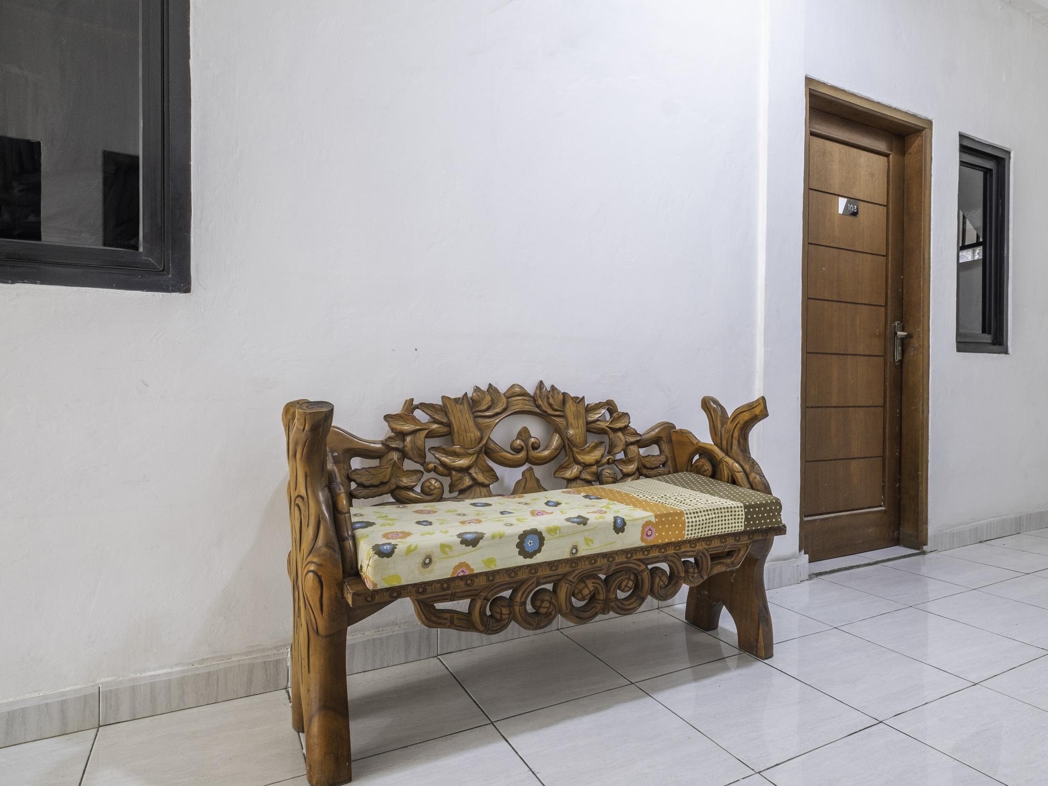 Oyo Life 2391 Baladewa Residence Syariah Караванг Экстерьер фото