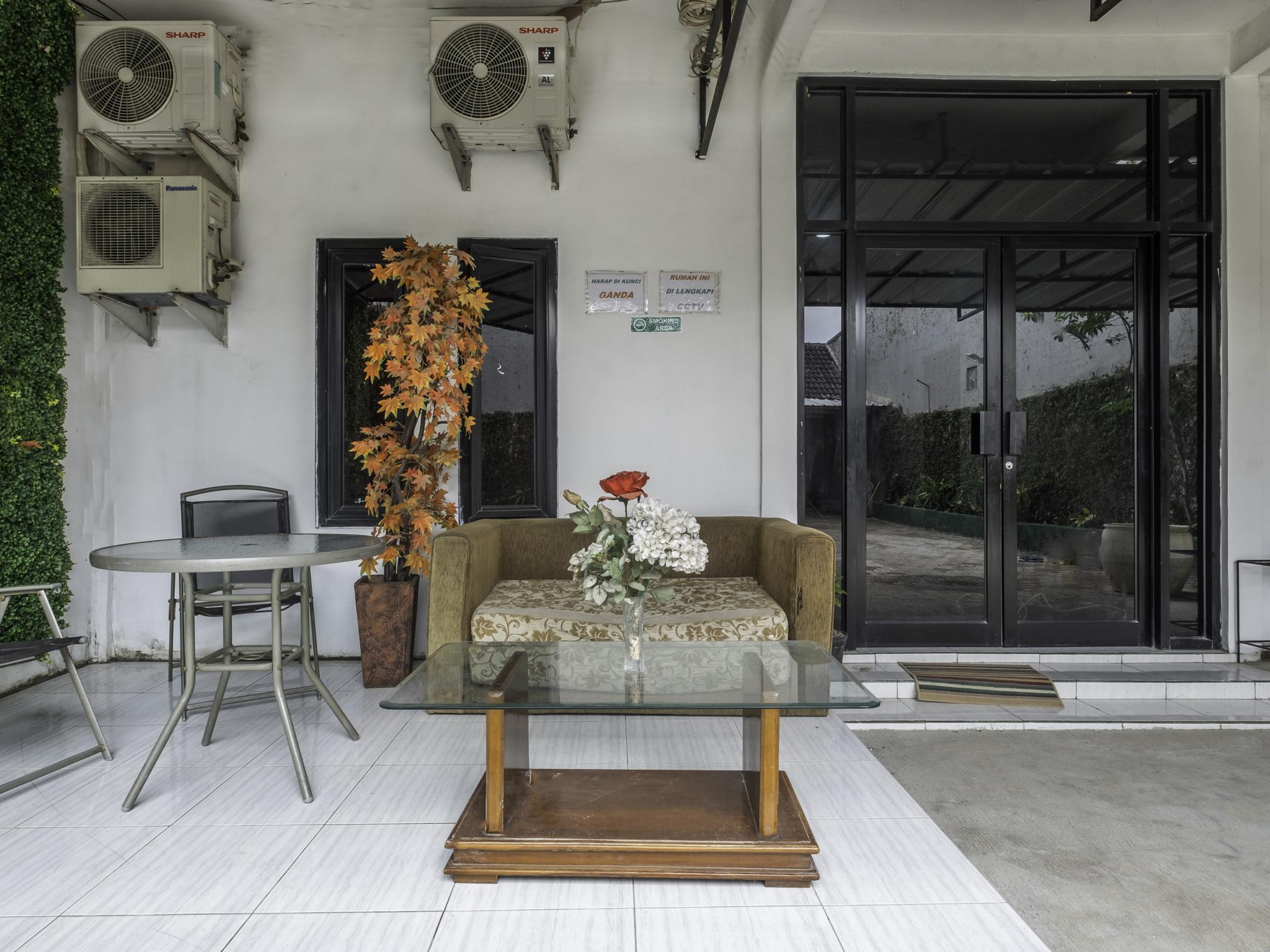 Oyo Life 2391 Baladewa Residence Syariah Караванг Экстерьер фото