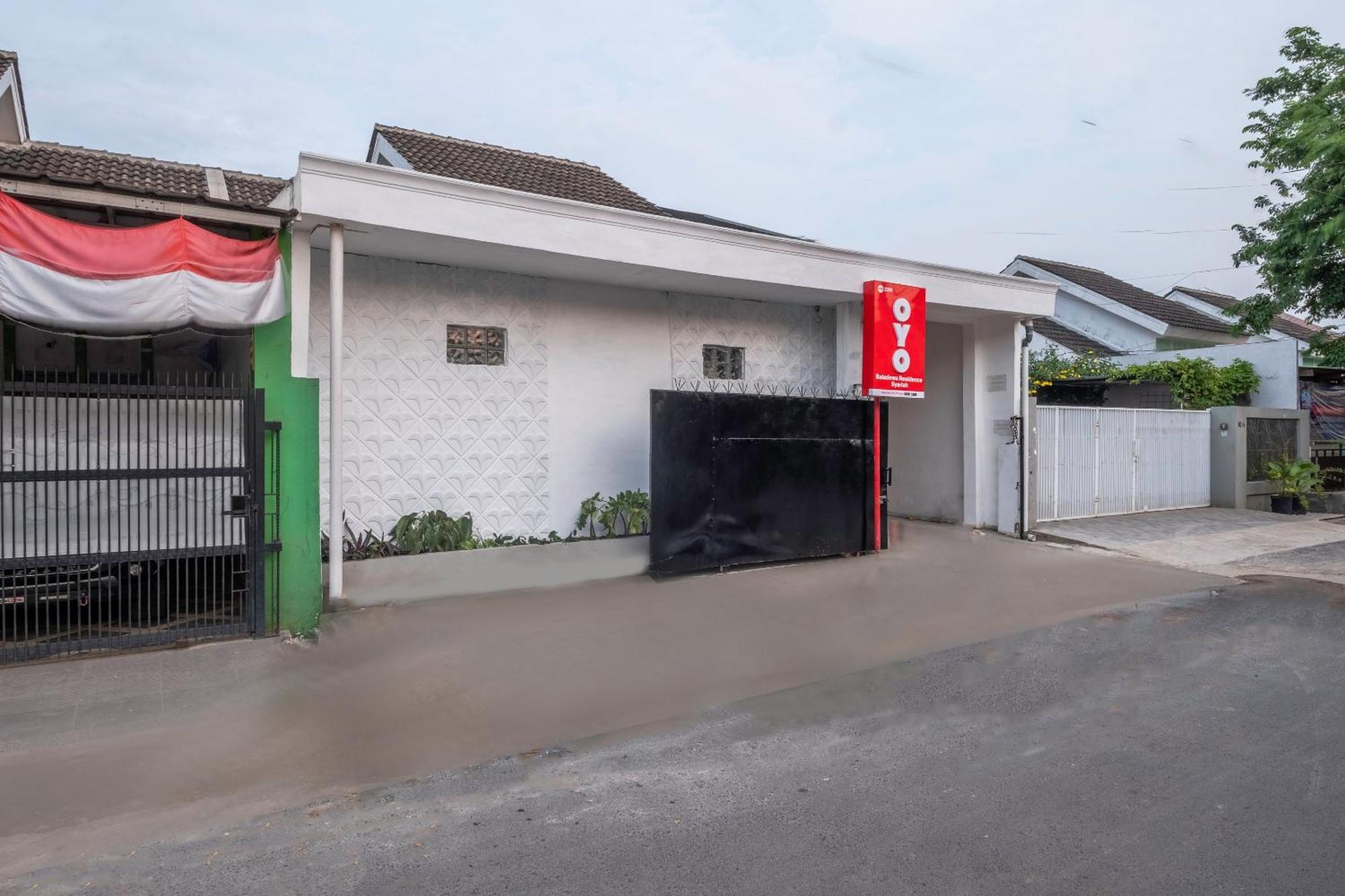 Oyo Life 2391 Baladewa Residence Syariah Караванг Экстерьер фото