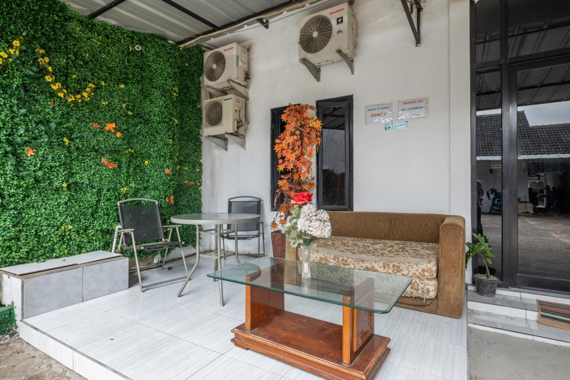 Oyo Life 2391 Baladewa Residence Syariah Караванг Экстерьер фото