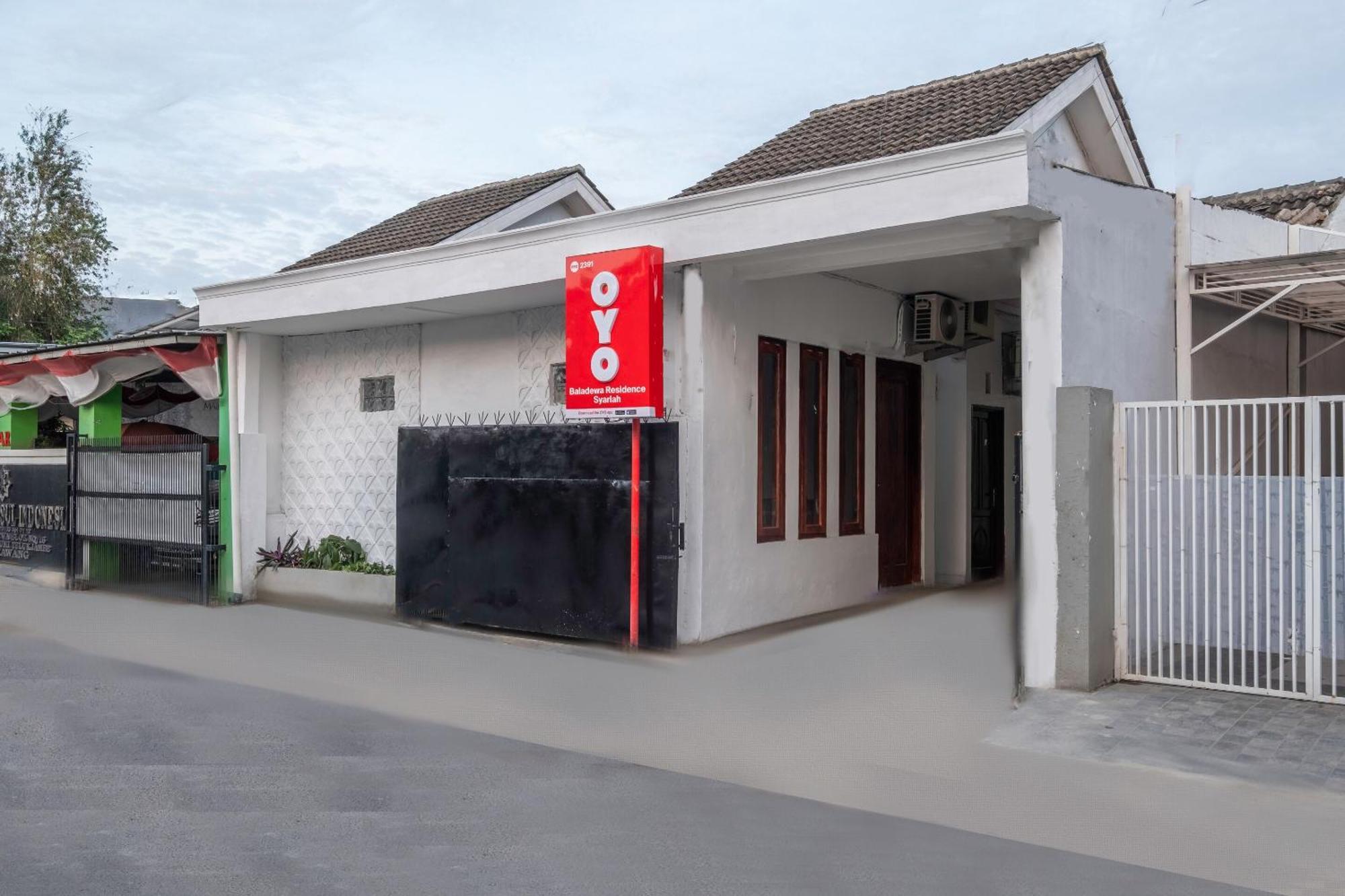 Oyo Life 2391 Baladewa Residence Syariah Караванг Экстерьер фото