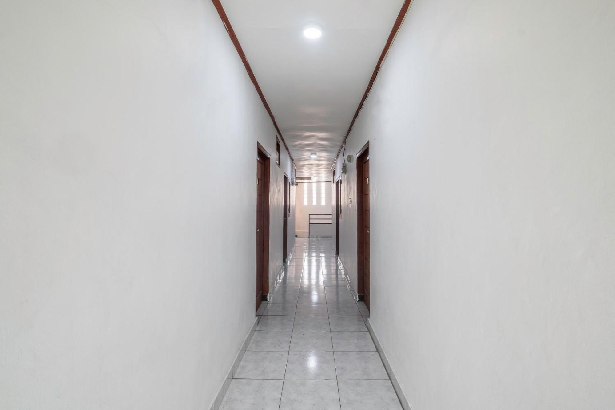 Oyo Life 2391 Baladewa Residence Syariah Караванг Экстерьер фото