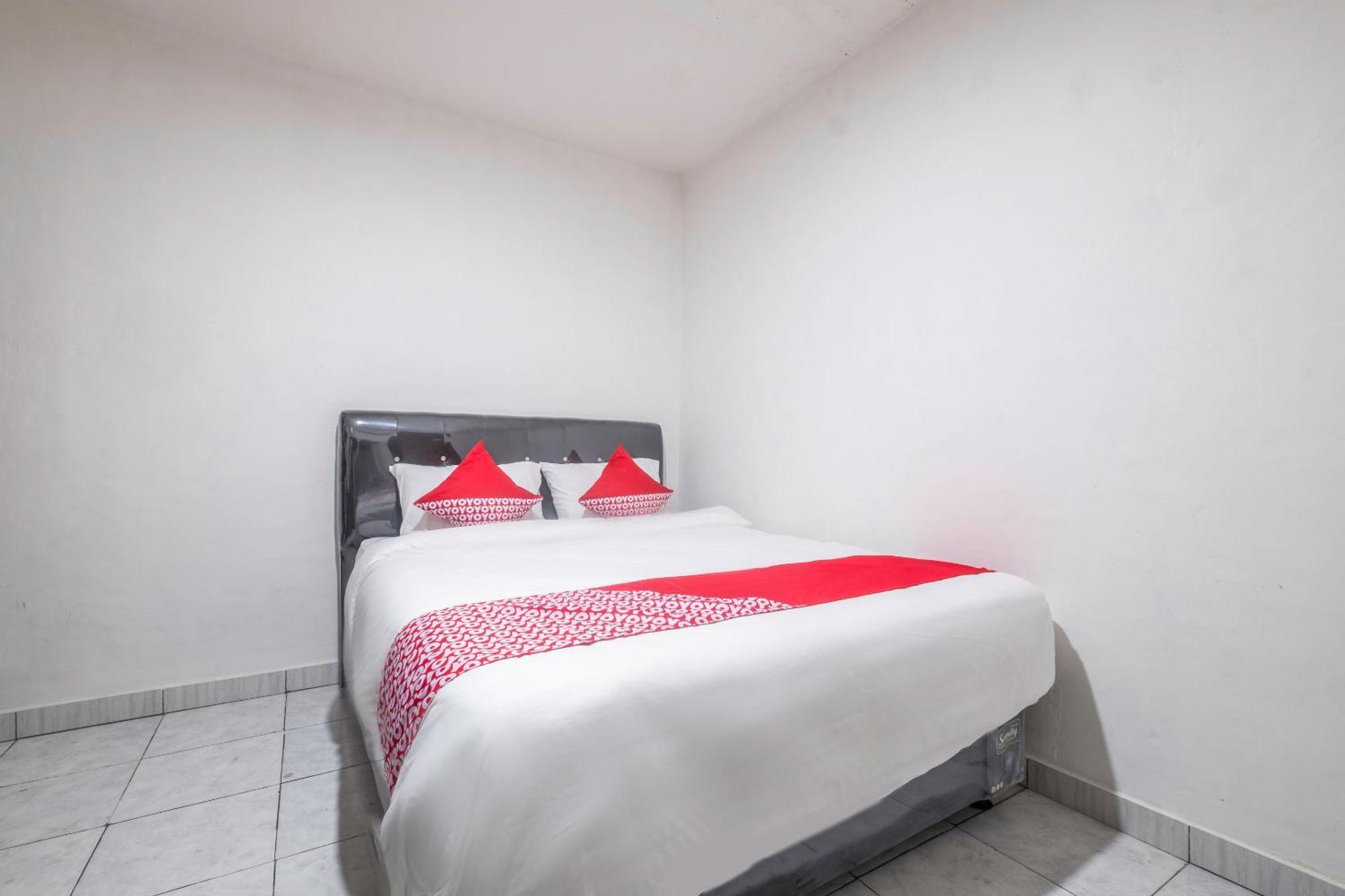 Oyo Life 2391 Baladewa Residence Syariah Караванг Экстерьер фото