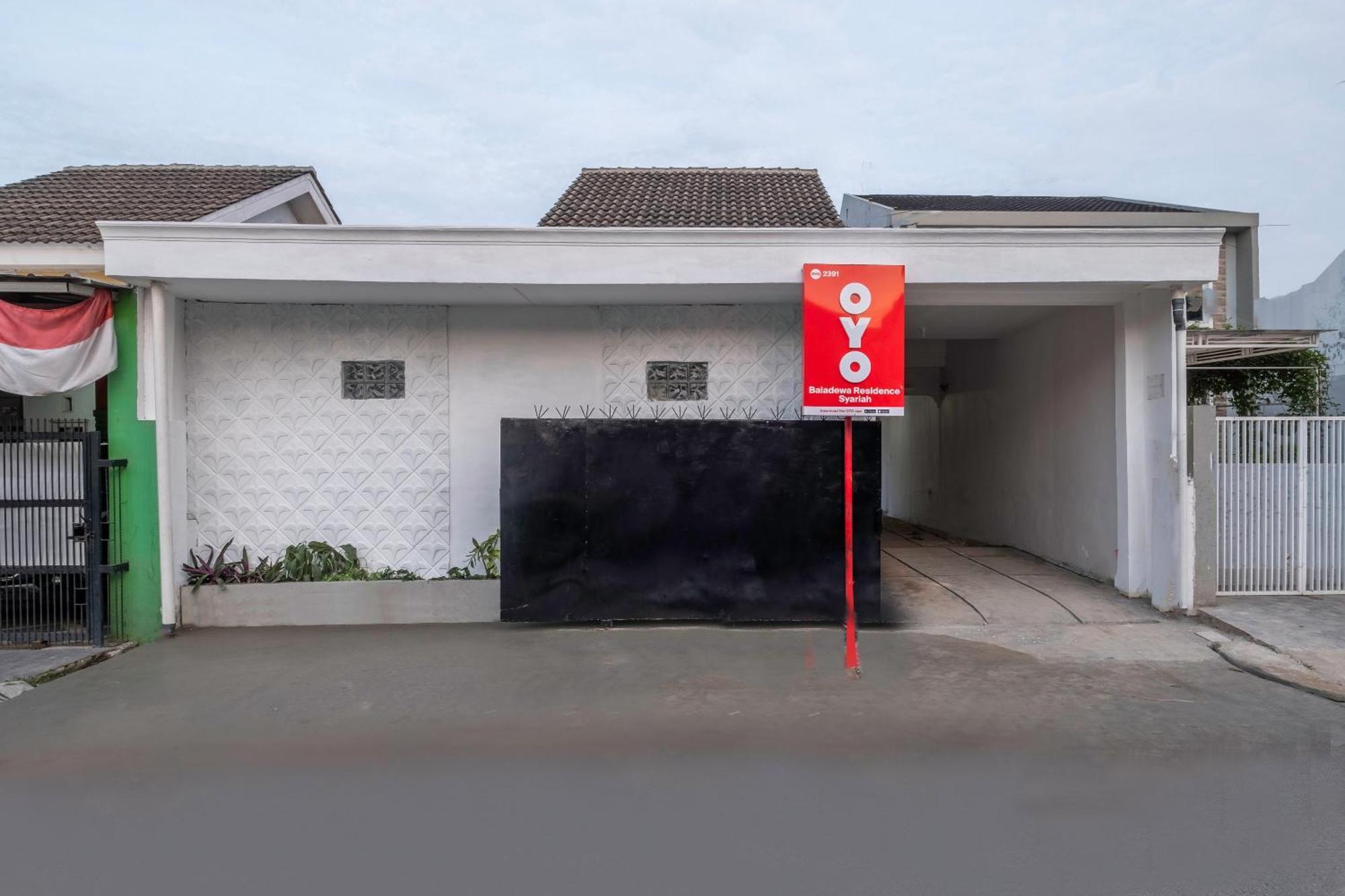 Oyo Life 2391 Baladewa Residence Syariah Караванг Экстерьер фото