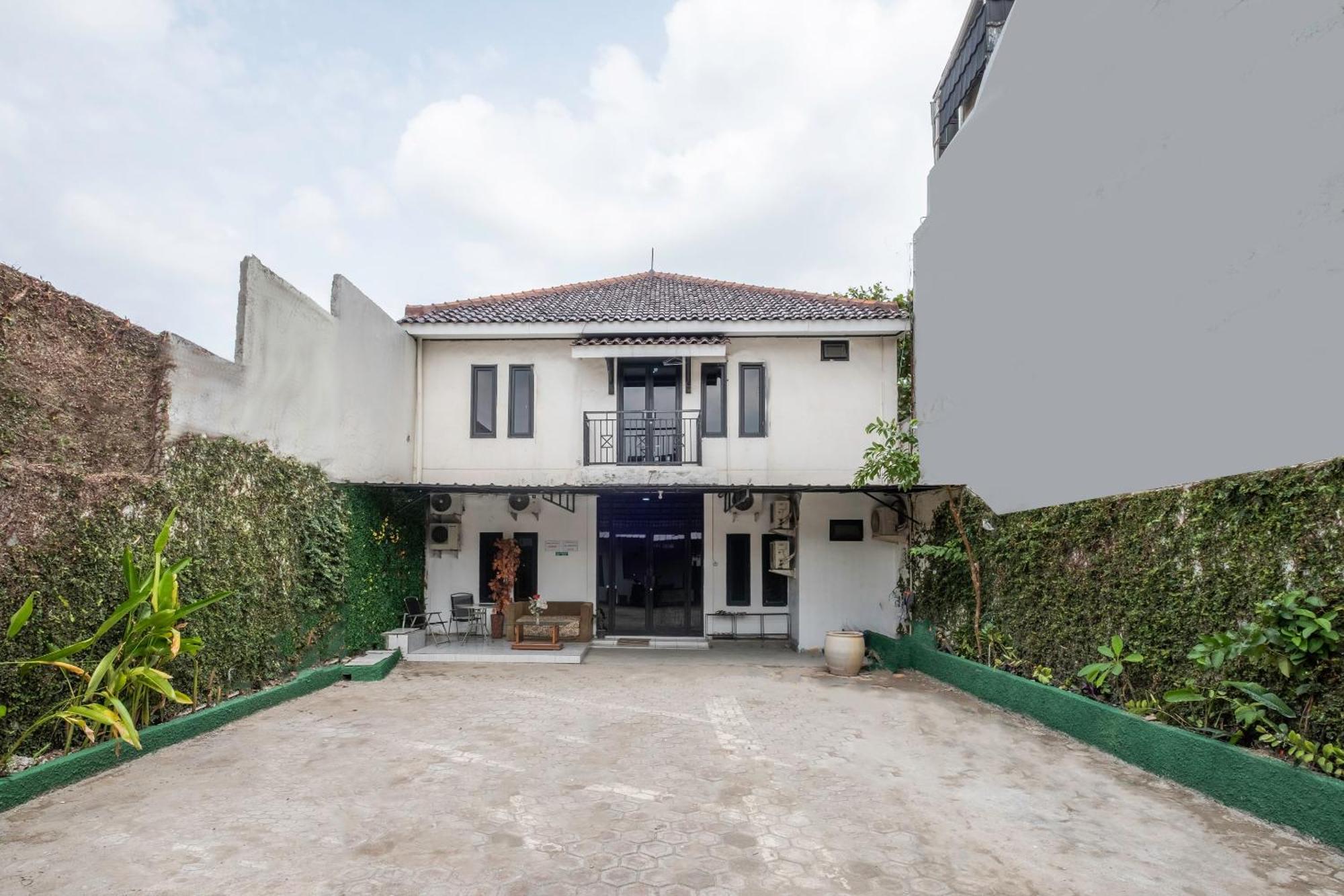 Oyo Life 2391 Baladewa Residence Syariah Караванг Экстерьер фото