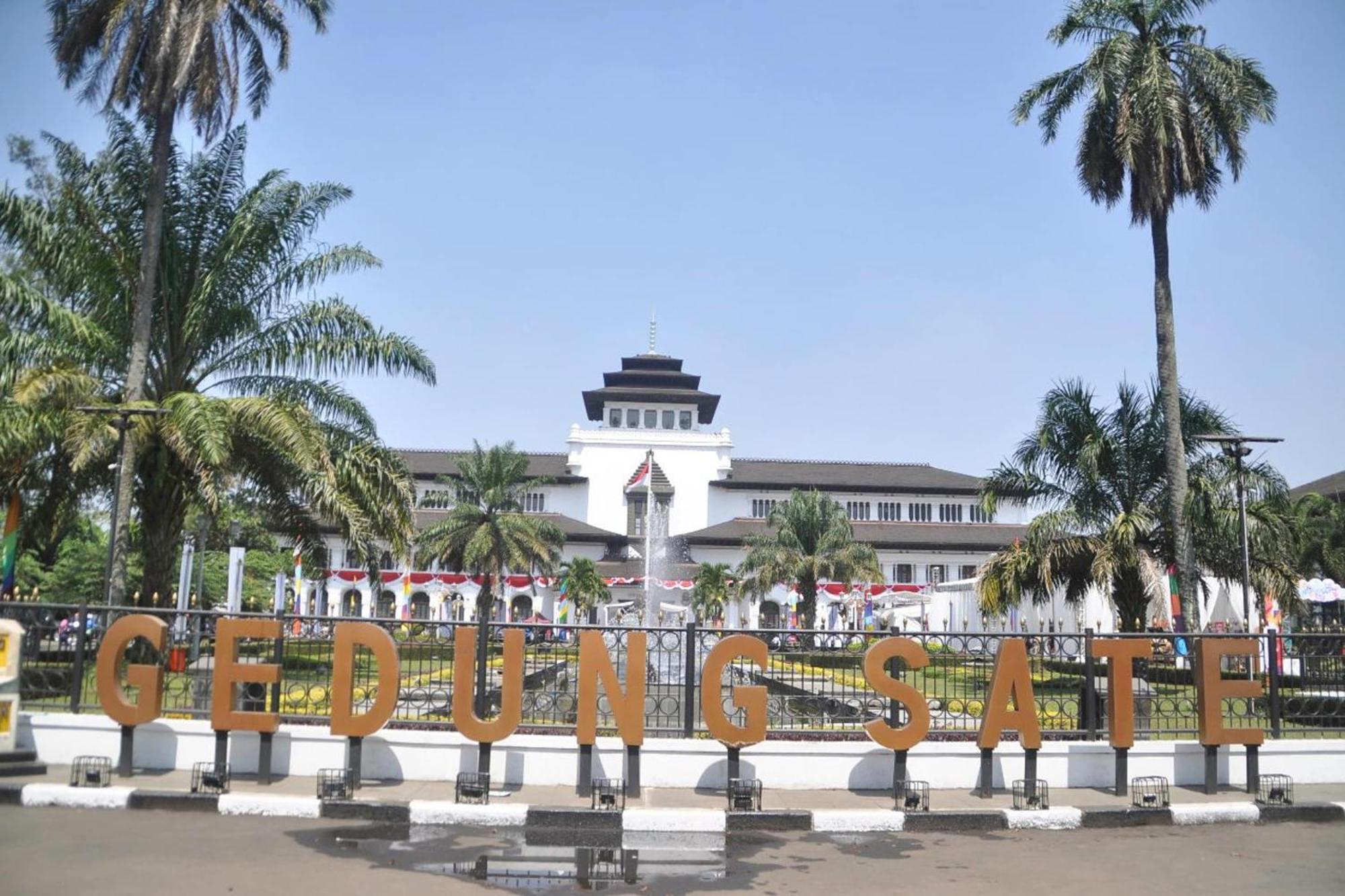 Oyo Life 2391 Baladewa Residence Syariah Караванг Экстерьер фото